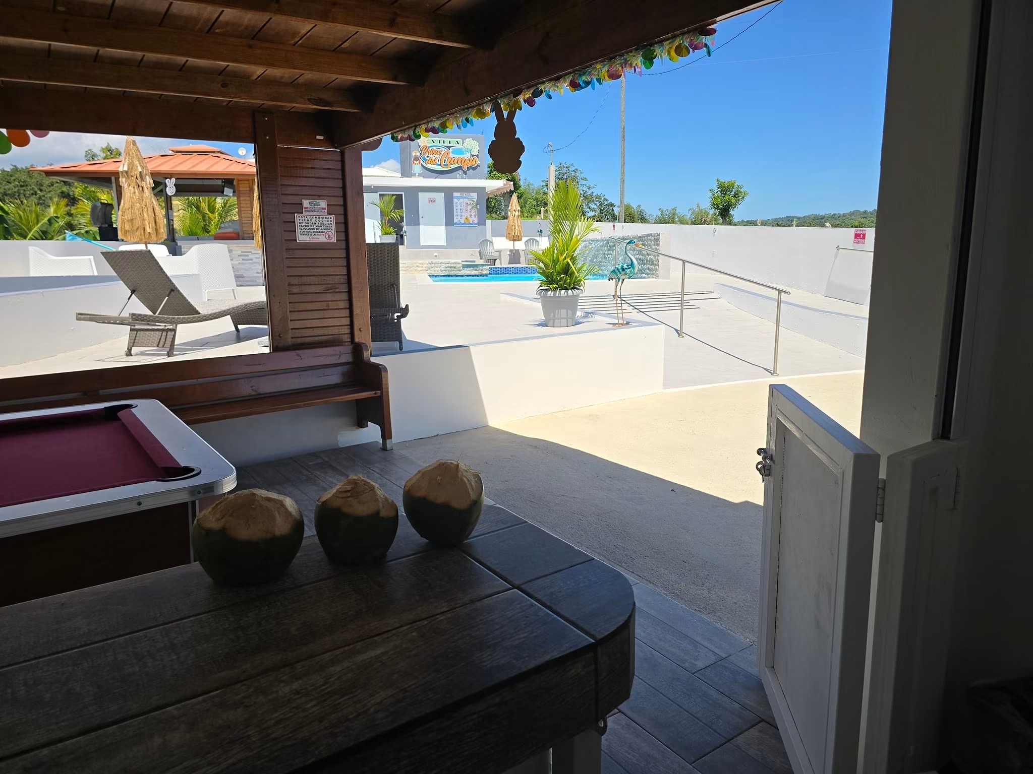 Área recreativa techada con mesa de billar