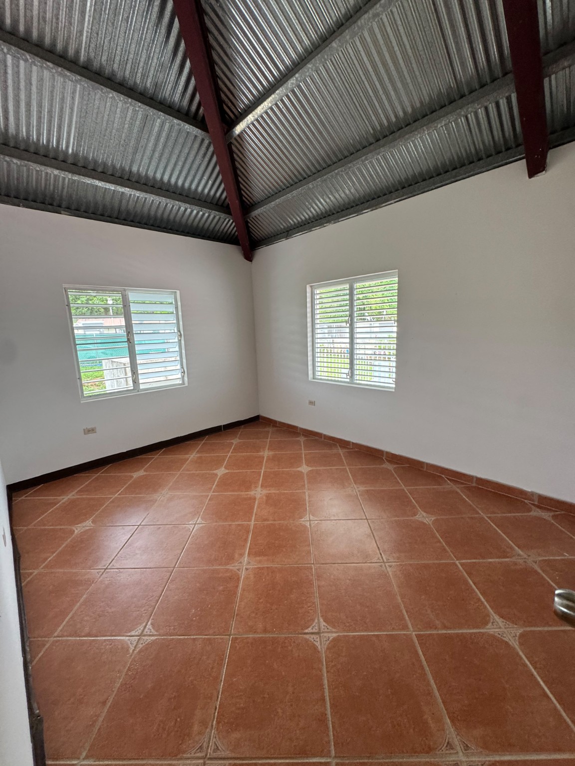 Segundo dormitorio iluminado de la residencia en alquiler en Fajardo