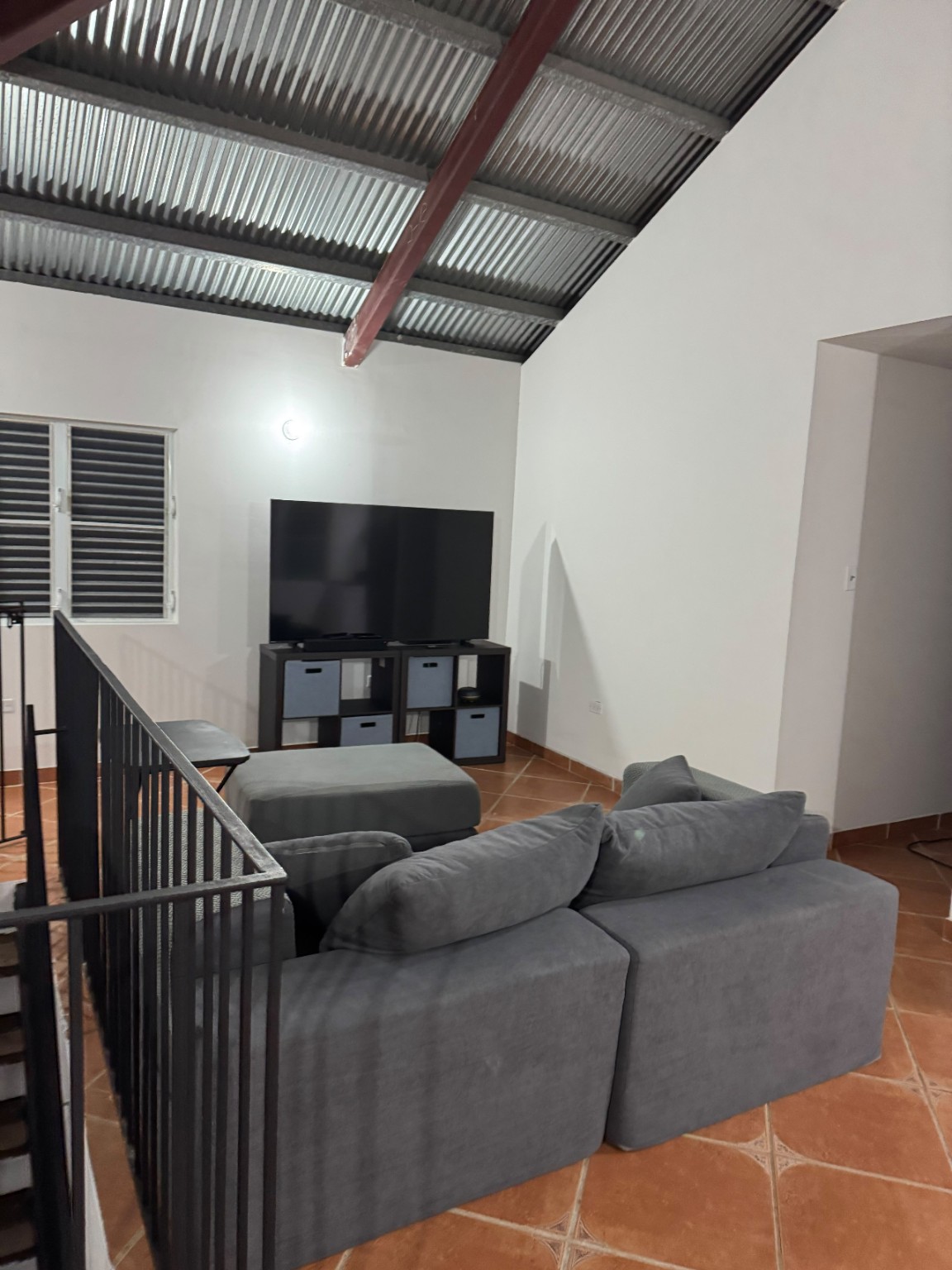 Sala amplia de la residencia en Alturas de Monte Brisas, Fajardo